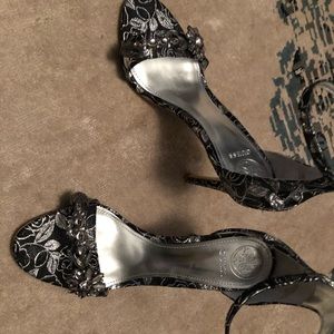New without box Guess heels